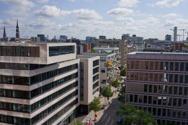 Hamburg, Almanya - 18 Temmuz 2021 - Elbe Filarmoni Salonu 'nun 8. katındaki bir gözlem güvertesinin manzarası                               