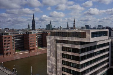 Hamburg, Almanya - 18 Temmuz 2021 - Elbe Filarmoni Salonu 'nun 8. katındaki bir gözlem güvertesinin manzarası                               