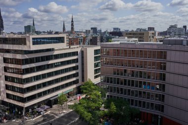 Hamburg, Almanya - 18 Temmuz 2021 - Elbe Filarmoni Salonu 'nun 8. katındaki bir gözlem güvertesinin manzarası                               