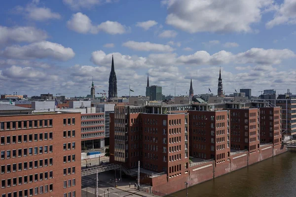 Hamburg, Almanya - 18 Temmuz 2021 - Elbe Filarmoni Salonu 'nun 8. katındaki bir gözlem güvertesinin manzarası                               