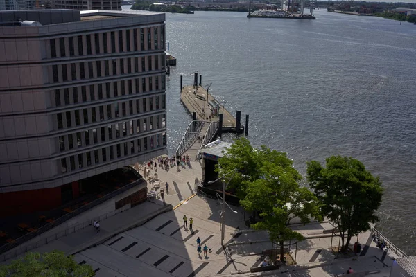  Hamburg, Almanya - 18 Temmuz 2021 - Elbe Filarmoni Salonu 'nun 8. katındaki bir gözlem güvertesinin manzarası                              