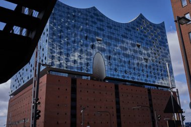 Hamburg, Almanya - 18 Temmuz 2021 - Elbe Filarmoni Salonu ve onun güzel yaz çevresi                               