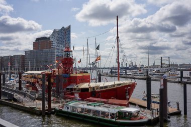 Hamburg, Almanya - 18 Temmuz 2021 - Elbe Filarmoni Salonu ve onun güzel yaz çevresi                               