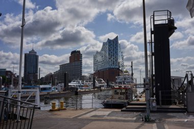 Hamburg, Almanya - 18 Temmuz 2021 - Elbe Filarmoni Salonu ve onun güzel yaz çevresi                               