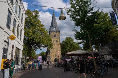  Enschede, Hollanda - 29 Ağustos 2025 - Oude Markt - Eski Pazar Meydanı Bir yaz öğleden sonra                              