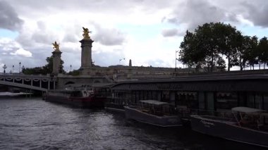 Paris, Fransa - 13 Temmuz 2023 - Paris 'in en ünlü anıtlarının bulunduğu bir tekne gezisinde bulutlu bir yaz öğleden sonra