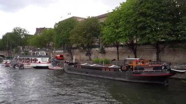 Paris, Fransa - 13 Temmuz 2023 - Paris 'in en ünlü anıtlarının bulunduğu bir tekne gezisinde bulutlu bir yaz öğleden sonra