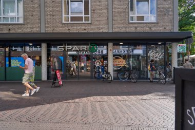 Enschede, Hollanda - 29 Ağustos 2025 - İnsanlar bir yaz öğleden sonra alışveriş caddesinde yürür                               