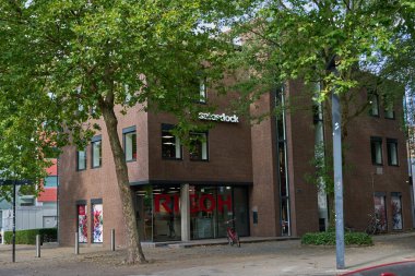 Enschede, Hollanda - 29 Ağustos 2025 - İnsanlar bir yaz öğleden sonra alışveriş caddesinde yürür                               