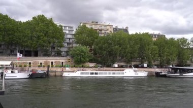 Paris, Fransa - 13 Temmuz 2023 - Paris 'in en ünlü anıtlarının bulunduğu bir tekne gezisinde bulutlu bir yaz öğleden sonra