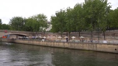 Paris, Fransa - 13 Temmuz 2023 - Paris 'in en ünlü anıtlarının bulunduğu bir tekne gezisinde bulutlu bir yaz öğleden sonra