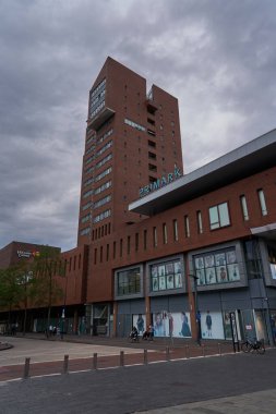 Enschede, Hollanda - 29 Ağustos 2025 - Hendrik Jan van Heekplein Enschede 'in bir yaz öğleden sonra ana alışveriş ve pazar meydanı                               