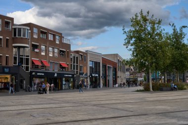 Enschede, Hollanda - 29 Ağustos 2025 - Hendrik Jan van Heekplein Enschede 'in bir yaz öğleden sonra ana alışveriş ve pazar meydanı                               