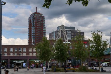 Enschede, Hollanda - 29 Ağustos 2025 - Hendrik Jan van Heekplein Enschede 'in bir yaz öğleden sonra ana alışveriş ve pazar meydanı                               