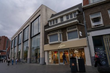 Enschede, Hollanda - 29 Ağustos 2025 - Hendrik Jan van Heekplein Enschede 'in bir yaz öğleden sonra ana alışveriş ve pazar meydanı                               