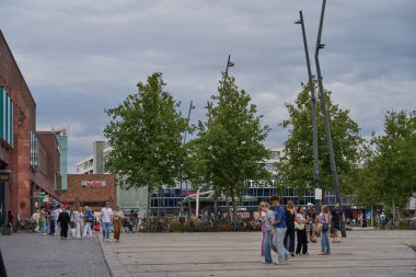 Enschede, Hollanda - 29 Ağustos 2025 - Hendrik Jan van Heekplein Enschede 'in bir yaz öğleden sonra ana alışveriş ve pazar meydanı                               