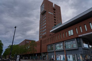 Enschede, Hollanda - 29 Ağustos 2025 - Hendrik Jan van Heekplein Enschede 'in bir yaz öğleden sonra ana alışveriş ve pazar meydanı                               