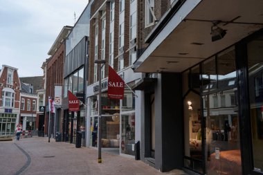  Enschede, Hollanda - 29 Ağustos 2025 - İnsanlar bir yaz öğleden sonra alışveriş caddesinde yürür                              