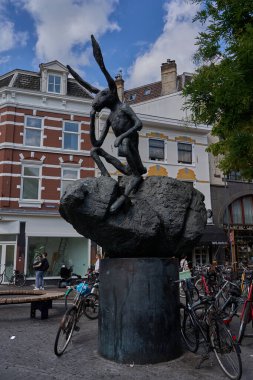 Utrecht, Hollanda - 30 Ağustos 2025 - Hollanda 'nın Utrecht kentindeki Düşünen Tavşan heykeli                               