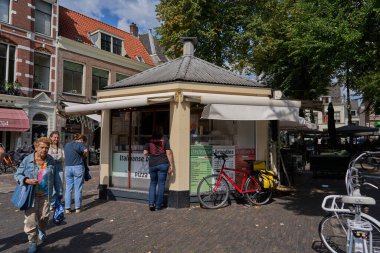 Utrecht, Hollanda - 30 Ağustos 2025 - Avrupa şehir meydanında bir yiyecek standı ve bisikletli sokak sahnesi                               