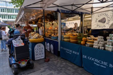 Utrecht, Hollanda - 30 Ağustos 2025 - İnsanlar kalabalık bir Avrupa şehir merkezinde bir gıda standında toplandılar                               