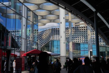 Utrecht, Hollanda - 30 Ağustos 2025 - Utrecht 'teki Hoog Catharijne alışveriş merkezinde modern mimari ve hareketli kalabalık                               