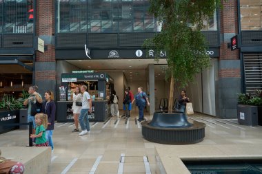 Utrecht, Hollanda - 30 Ağustos 2025 - Hoog Catharijne -modern alışveriş merkezi içi insanlarla, yürüyen merdivenlerle ve perakende mağazalarıyla                               