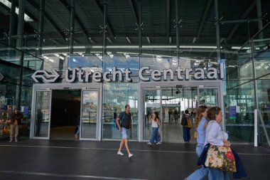 Utrecht, Hollanda - 30 Ağustos 2025 - Utrecht Centraal İstasyonu girişi                               
