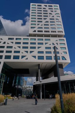 Utrecht, Hollanda - 30 Ağustos 2025 - Parlak mavi gökyüzüne karşı ofis binalarının modern mimarisi                               