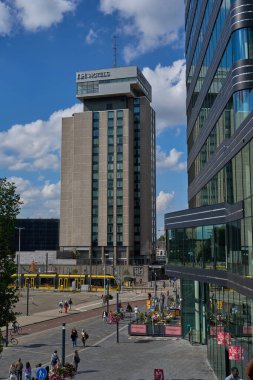 Utrecht, Hollanda - 30 Ağustos 2025 - Parlak mavi gökyüzüne karşı ofis binalarının modern mimarisi                               