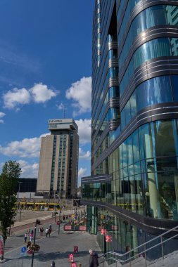   Utrecht, Hollanda - 30 Ağustos 2025 - Parlak mavi gökyüzüne karşı ofis binalarının modern mimarisi                             