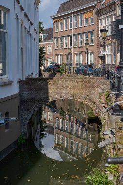 Utrecht, Hollanda - 30 Ağustos 2025 - Utrecht kentindeki pitoresk kanal ve tarihi binalar                               