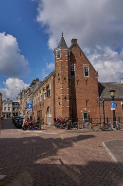 Utrecht, Hollanda - 30 Ağustos 2025 - Avrupa 'da tarihi binalar ve kaldırım taşı caddesi                               