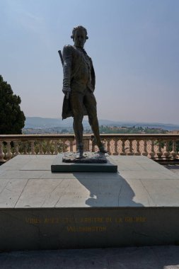  Grasse, Fransa - 12 Haziran 2025 - manzaralı manzaralı bir heykel üzerinde George Washington heykeli                              