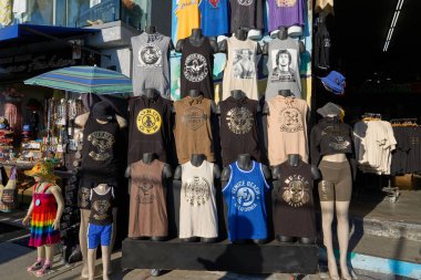 Los Angeles, ABD - 18 Ekim 2025 - Venedik Plajı - Venedik Plajı tişört mağazası vitrininde spor giysileri ve günlük giysiler