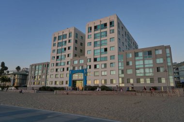 Los Angeles, ABD - 18 Ekim 2025 - Santa Monica - Okyanus manzaralı ve ön planda kumlu sahili olan modern deniz kenarı apartmanı
