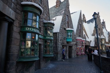 Los Angeles, CA, ABD - 18 Ekim 2025 - Universal Stüdyoları - Harry Potter Hogsmeade köyünün kar kaplı çatıları ile Büyücülük Dünyası