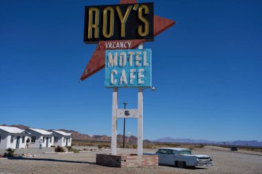 Amboy, CA, ABD - 19 Ekim 2025 - Iconic Desadside Cafe ve Benzin İstasyonu