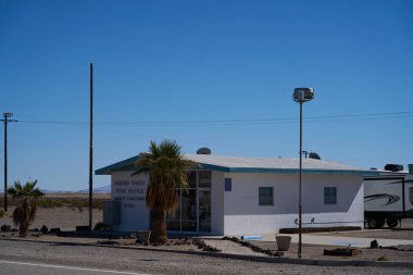 Amboy, CA, ABD - 19 Ekim 2025 - Uzak çöl postanesi Amboy, California 'da, açık mavi gökyüzünün altında