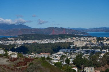 San Francisco, ABD - 27 Ekim 2025 - Uzaktaki Golden Gate Köprüsü ile San Francisco şehir manzarasının panoramik görüntüsü