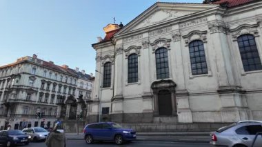 Prag, Çek Cumhuriyeti - 19 Ocak 2026 - St. Cyril ve Methodius Ortodoks Katedral Kilisesi - Barok kilise cephesi güneşli bir günde süslü detaylar ve arabalarla geçen