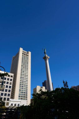 San Francisco, ABD - 28 Ekim 2025 - Union Square San Francisco Dewey Anıtı ve çevre şehir manzarası açık bir günde