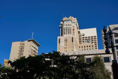 San Francisco, ABD - 28 Ekim 2025 - Art Deco ve modern binalar açık mavi gökyüzü altında