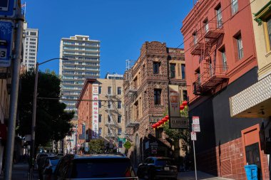 San Francisco, ABD - 28 Ekim 2025 - San Francisco Çin Mahallesi kırmızı fenerler ve açık mavi gökyüzü altında geleneksel mimari