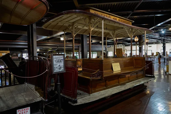 San Francisco, ABD - 28 Ekim 2025 - Tarihi Sutter Caddesi Demiryolu Şirketi 54 numaralı tramvay kapalı alanda sergilenmektedir