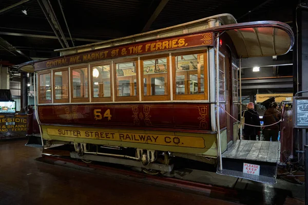 San Francisco, ABD - 28 Ekim 2025 - Tarihi Sutter Caddesi Demiryolu Şirketi 54 numaralı tramvay kapalı alanda sergilenmektedir