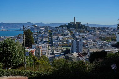 San Francisco, ABD - 28 Ekim 2025 Coit Kulesi ve açık güneşli bir günde San Francisco şehir manzarası