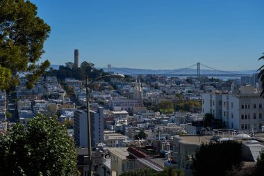 San Francisco, ABD - 28 Ekim 2025 Coit Kulesi ve açık güneşli bir günde San Francisco şehir manzarası