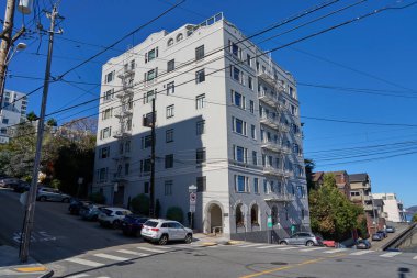 San Francisco, ABD - 28 Ekim 2025 - Güneşli bir günde yangın merdivenleri olan klasik San Francisco apartmanı