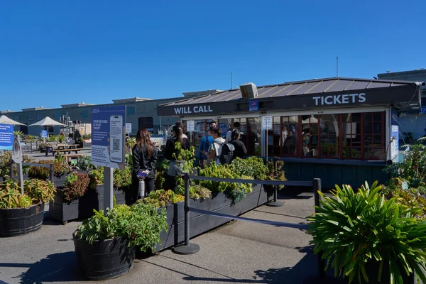 San Francisco, ABD - 28 Ekim 2025 - İnsanlar bilet gişesinde kuyruğa girip güneşli bir günde pencereyi arayacaklar